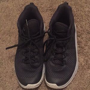 7.5 men’s or 9 women’s basketball shoes